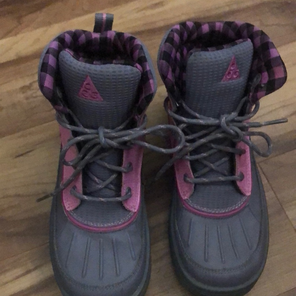 Nike ACG 524877-002 Woodside 2 High Pink Shell Toe Duck Boots size 3youth